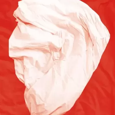 Capa de álbum com fundo vermelho e objeto branco amassado, texto TIAGO RODRIGUES e NA MEDIDA DO IMPOSSÍVEL.