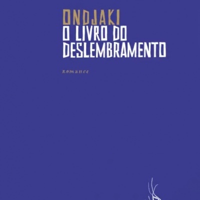 Capa de livro azul com título 'O Livro do Deslembramento' e selo '20 Anos Literários'