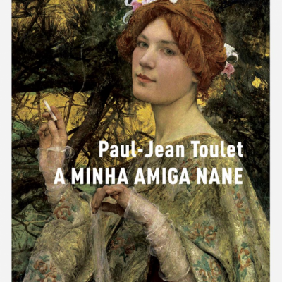 Capa de livro com mulher ruiva vestindo vestido floral e segurando cigarro