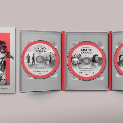 Conjunto de três DVDs com capa cinzenta e vermelha e imagens a preto e branco