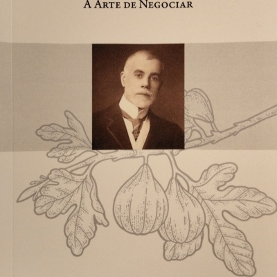 Capa de livro com fotografia e desenho de folhagem e figos