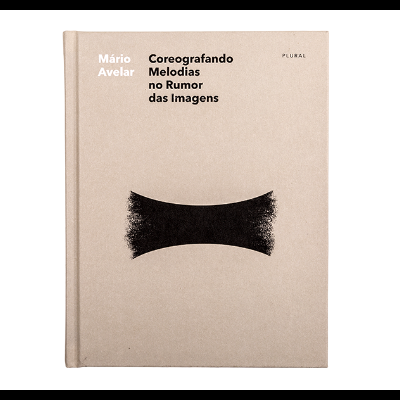 Livro com capa dura castanha clara e texto preto