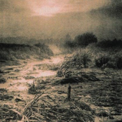 Capa de livro com texto Joseph Conrad HISTÓRIAS INQUIETAS em paisagem natural nebulosa