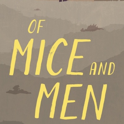 Capa do livro 'Of Mice and Men' com título e autor em destaque, fundo com silhuetas e pôr do sol.
