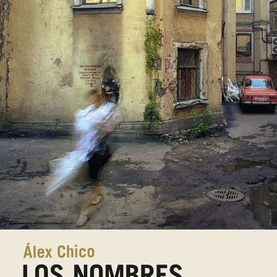 Livro com capa de muro amarelo e pessoa desfocada a andar