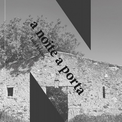 Parede de pedra antiga com porta, texto 'a noite a porta' e 'Luís Falcão' em preto