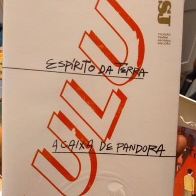 Capa de livro branca com títulos, nome do autor e texto em vermelho grande