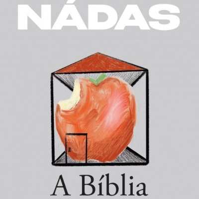 Capa cinzenta de livro com maçã vermelha mordida dentro de caixa e texto PÉTER NÁDAS A Bíblia