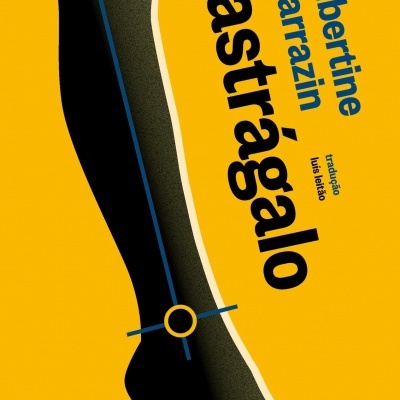 Capa de livro com perna feminina em meia preta e salto alto, título 'o astrágalo'