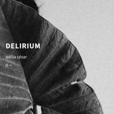 Folha grande a preto e branco com texto DELIRIUM adília césar o—
