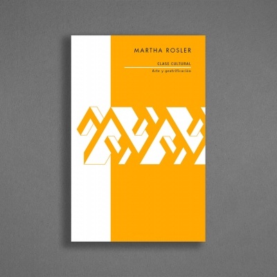Livro capa branca e laranja com título 'MARTHA ROSLER CLASE CULTURAL Arte y gentrificación'