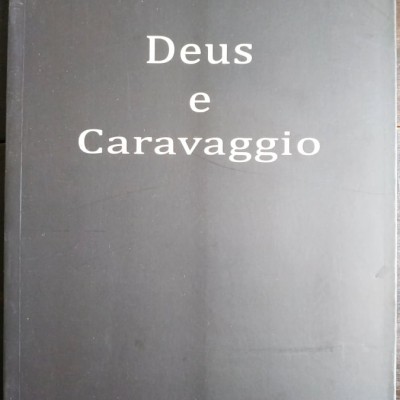 Capa de livro preto com texto branco 'Deus e Caravaggio' e autor Carlos Vidal
