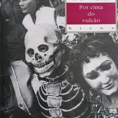 Capa de livro preta e branca com pessoas fantasiadas e texto MALCOLM LOWRY Por cima do vulcão h i e n a