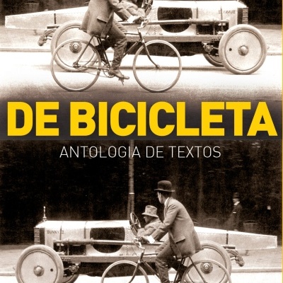 Capa do livro DE BICICLETA com imagem vintage de homem em bicicleta e carro antigo