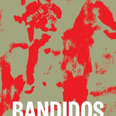 Capa de livro 'Bandidos' de Eric Hobsbawm com figura vermelha estilizada sobre fundo verde.