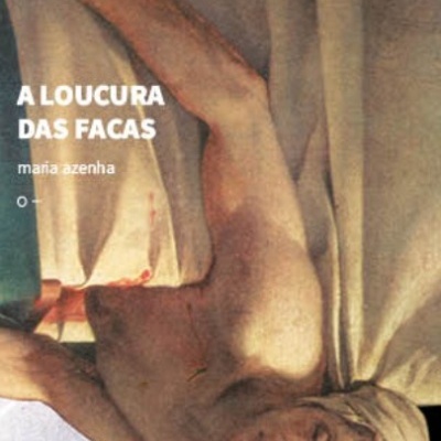 Capa de livro com homem nu reclinado em cama com lençóis brancos e texto 'A LOUCURA DAS FACAS'.