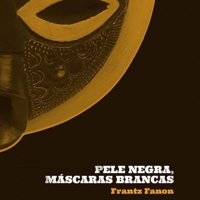 Capa de livro Pele Negra, Máscaras Brancas de Frantz Fanon com máscara tribal e texto