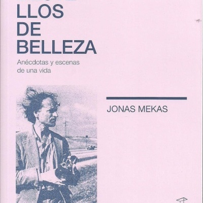 Capa de livro rosa claro com texto e foto a preto e branco de homem com câmera