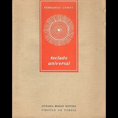 Capa de livro bege com etiqueta vermelha e texto em branco e preto.