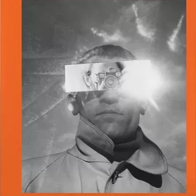 Capa da revista ELECTRA com fotografia em preto e branco de homem com espelho refletindo flash