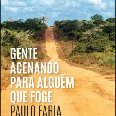 Capa de livro com estrada de terra e texto branco e preto