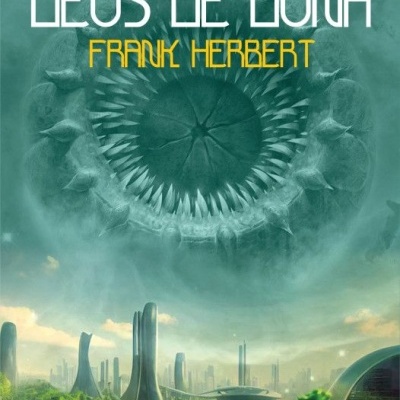 Capa de livro com criatura circular dentada no céu e cidade futurista verde