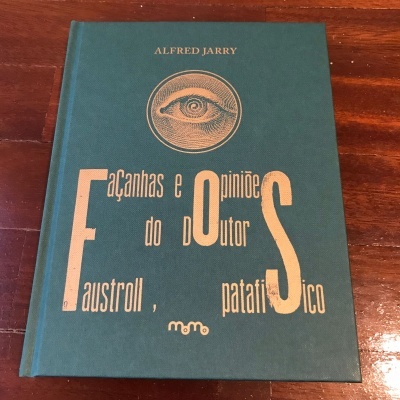 Capa de livro verde com texto dourado e ilustração de um olho