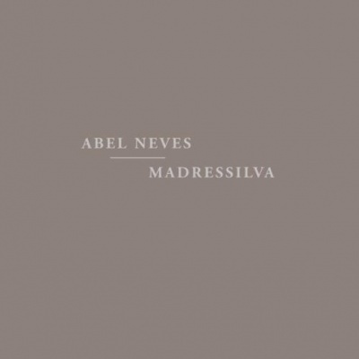 Texto ABEL NEVES e MADRESSILVA em fundo cinzento