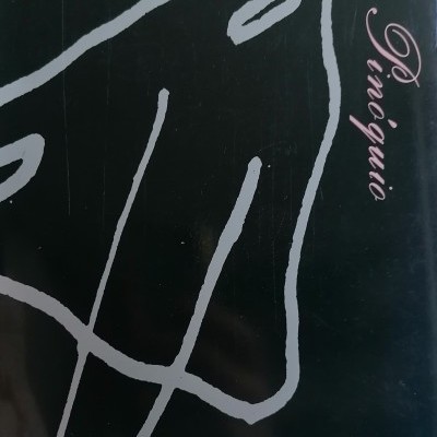 Capa de livro abstrata preta com texto branco, vermelho e rosa