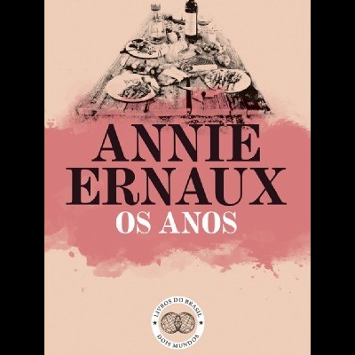 Capa de livro Annie Ernaux Os Anos com imagem de mesa posta e texto em rosa e preto