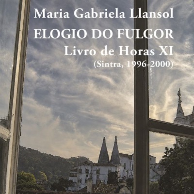 Janela aberta com vista para edifícios históricos e céu, texto branco sobreposto com título e autor do livro