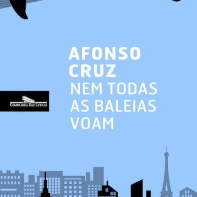 Capa de livro com baleia preta e silhueta da cidade azul