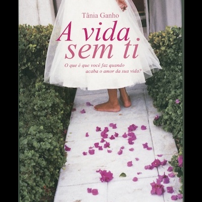 Capa de livro com título A vida sem ti e imagem de pessoa descalça numa calçada com flores