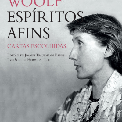 Capa de livro com fotografia a preto e branco de uma mulher de perfil e texto em vermelho e preto