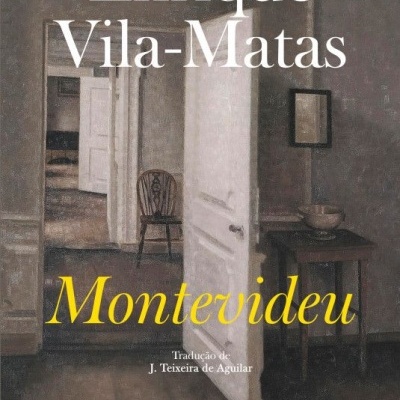 Capa de livro 'Montevideu' de Enrique Vila-Matas com porta branca entreaberta, cadeira e mesa
