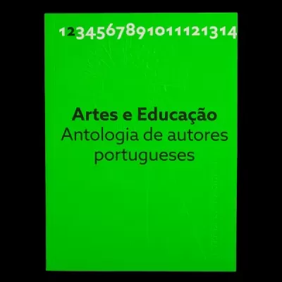Livro verde com título Artes e Educação Antologia de autores portugueses