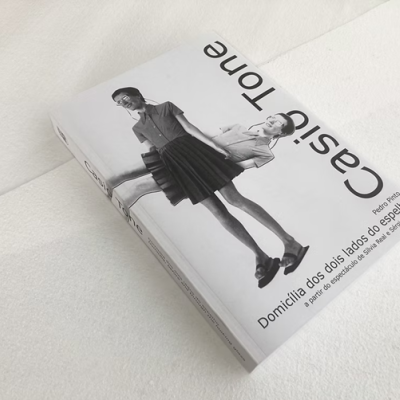 Livro CasioTonne com imagem de duas raparigas em pose e texto em português na capa