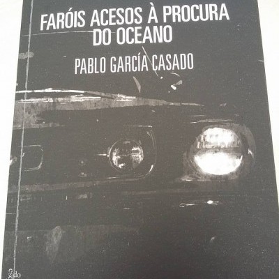 Capa de livro preto com faróis de carro em branco e texto em destaque.