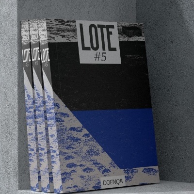 Três livros empilhados com capa azul, preta e cinza com texto LOTE #5 e DOENÇA