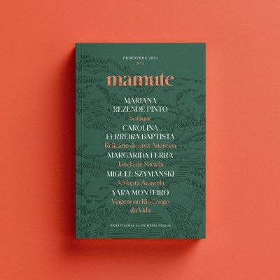 Livro verde escuro 'mamute' sobre fundo laranja