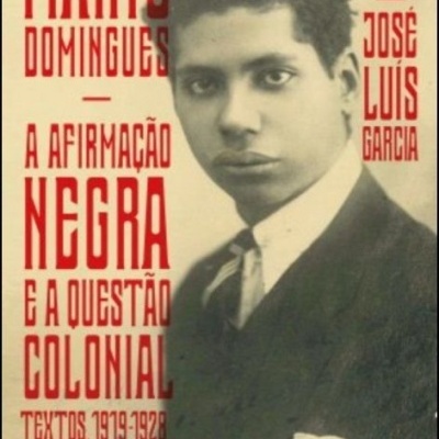 Capa de livro com fotografia de um homem com fato e texto em vermelho