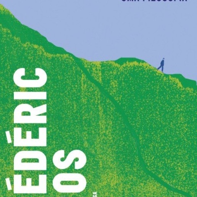 Capa do livro Caminhar Uma Filosofia por Frédéric Gros com figura a caminhar num campo verde e céu azul