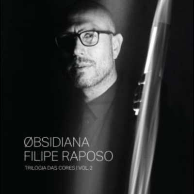 Capa de livro e CD com texto e figura humana em preto e branco