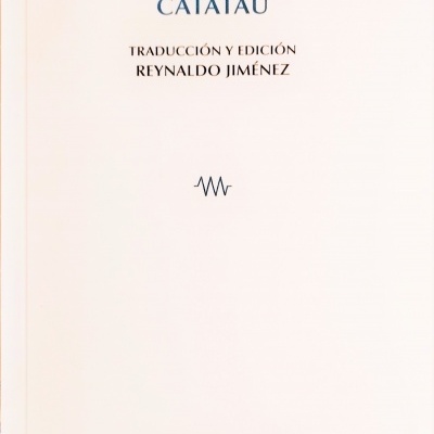 Capa branca de livro com textos em preto e azul, sem ilustrações.