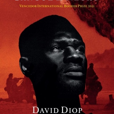 Capa do livro 'De Noite Todo o Sangue é Negro' de David Diop com fundo vermelho e rosto de homem negro em preto e branco