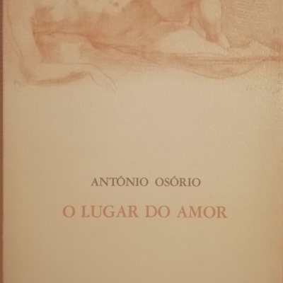 Capa de livro com ilustração em tom sépia de figura humana reclinada e texto do título e autor.