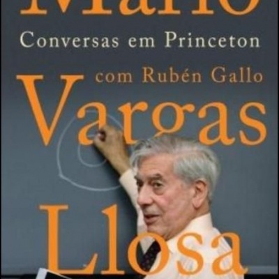 Capa do livro de Mario Vargas Llosa com homem escrevendo em quadro negro