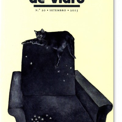 Capa da revista Telhados de Vidro com gato preto numa poltrona preta.