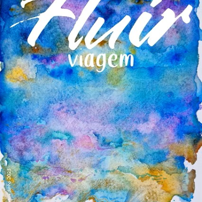 Capa com fundo em aquarela azul e texto branco 