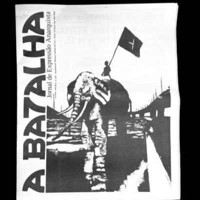 Jornal em preto e branco com título A BATALHA e imagem de elefante com pessoa e bandeira.